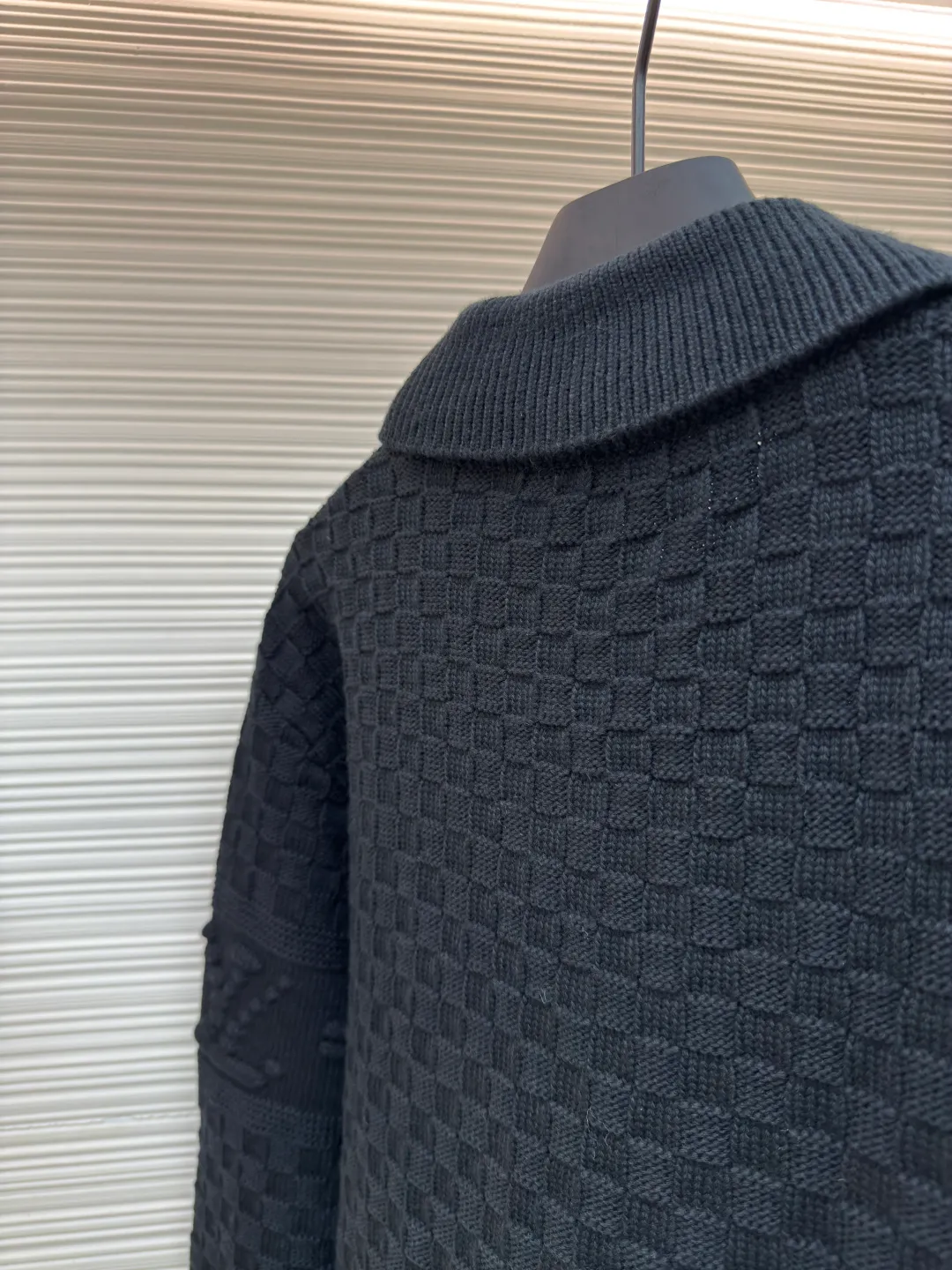 LOUIS VUITTON checkerboard embossed sweater ●Original version: purchased and developed for 12100 ●Item number: 1680745-B50 ●Fabric: crown yarn fabric ●Technology: embossed production ●Version: fitted version ●Weight: about 775 grams ●Size: XS-S-M-L ●Description: We use custom-made high-quality crown core yarn. Currently, there is no stock of yarn with this feel on the market. The core-filled yarns on the market are all cotton-containing, which is rather hard and cannot achieve the effect of the original version. The color presented is very different from the original version. Our customized core-filled yarn has a lot of manufacturing processes. It requires spinning out the raw material core, and then hooking the yarn on the machine for secondary processing and threading the raw material core! The machine cannot rotate too fast, as it will easily cause the thread to spin out, and once it does, it will be useless! After the dyeing is done, you can only use high-temperature dyeing tanks. If the temperature is not enough, the yarn will be dyed unevenly! High-temperature vats are rare in general dyeing factories! Generally, it takes 12 hours for dyeing to enter the vat, and several hours for drying at low temperature when it comes out. If the temperature is too high, it will be scrapped; after dyeing, it can only be done with a slow machine, and fast machines are prone to problems with thick and thin hair horizontal bars. In order to restore the effect of the original version to the maximum, the LOGO is exactly the same as the original version. The fabric pieces are woven at a parallel and even speed using a machine imported from Germany worth 47W. Each piece takes 270 minutes. All knots during the weaving process will be manually processed without traces. The knot-free rate is as high as 95%. It will not be woven like those ordinary computerized flat knitting machines. In order to rush the goods efficiently, the speed is turned to the limit. The stitches of the knitted pieces are different in size, pattern and pattern. The overall wiring is straight and delicate, the fabric is comfortable and soft, and the color is consistent without color difference. It can be matched with the same style to create a fashionable look and control various occasions. Customized accessories, complete with three standards, same style for men and women!